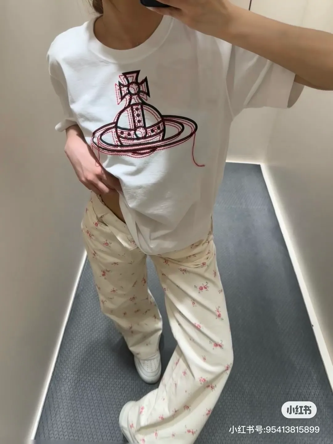 vivienne Westwood Queen Mother's new 2025 spring and summer Japanese limited-edition tassel embroidered short-sleeved T-shirt. The appearance of the appearance reveals the uninhibited image and high street trends. It has a loose and casual style, a short front and long back design, a small slit on the hem on both sides, and the iconic Saturn shape on the chest. The cross crown ball is added with a very futuristic satellite ring, just like Saturn, which collides with the prominent colors of the clothes. The non-overlapping Saturn pattern is outlined with red embroidery, which is visually dazzling. It also has a few tassels to complete the unconventional personality. 240g 32 count high-density double yarn cotton, comfortable and breathable fabric Size: XS-L Color: white, black